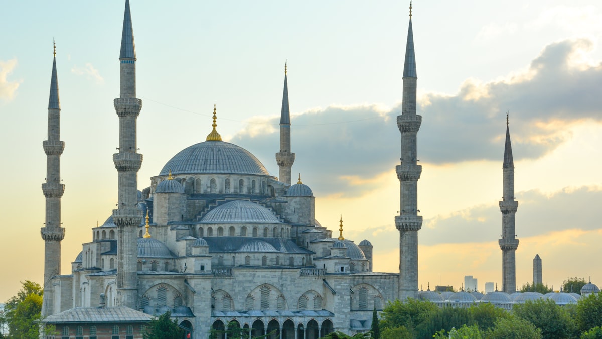Tarihi dokusu, uzun kıyıları ve mutfağıyla Türkiye, her yıl dünyanın dört bir yanından milyonlarca gezgini ağırlıyor.
