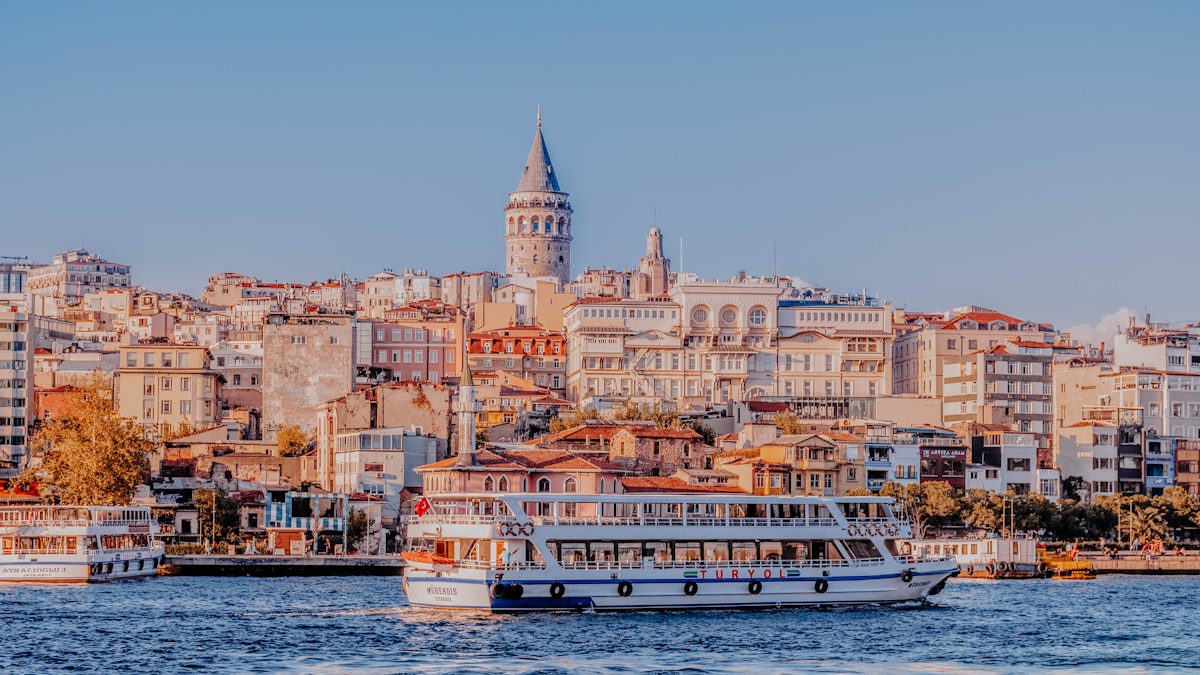 İstanbul'un tarihi silüeti ve boğazdaki gemi trafiği. Galataport terminaliyle birlikte şehir, kruvaziyer seferlerinin başladığı bir kalkış limanına dönüşüyor.