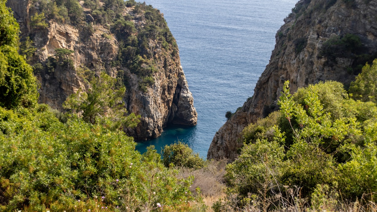 Turkuaz denizi ve sahilleriyle Antalya, ağustos ayında yeniden turistlerin gözdesi haline geldi.